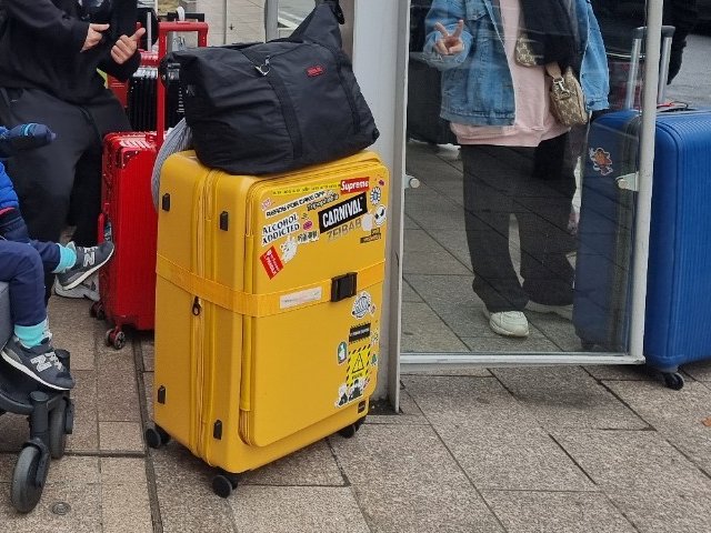 ZeibabReview's tweet image. อยากมาอวยยศให้กระเป๋าลากของ Moof49 อีกรอบหลังจากใช้งานจริง บิน 4 รอบจาก กทม&amp;gt;โตเกียว, โตเกียว&amp;gt;ฮอกไกโด, ฮอกไกโด&amp;gt;โอซาก้า แล้วฝากขนส่งแมวดำจากโอซาก้าไปโตเกียว และขากลับโตเกียว&amp;gt;กทม คือน้องสมบุกสมบันมาก แต่สภาพยังดี ไม่มีอะไรเสียหาย ล้อลื่น จุของได้โคตรเยอะ อึด ถึก ทนสุด รักกก