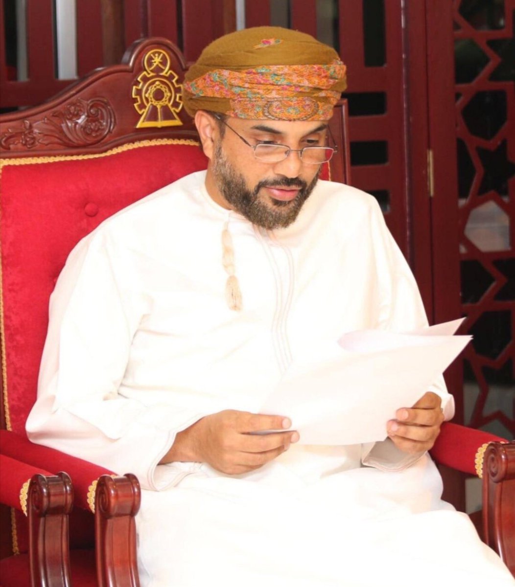 ولأن الصلاحيات تحتاج لمن ينتزعها ويمكنه رفع السقف والدفع بالإصلاح والتغيير فأنا أقف مع د #عماد_محسن_الشنفري ممثل تجمع صلاله الانتخابي.. وقد وصل بعد منافسة محتدمة وفرز من لجنة بها ٤٨ شخص، سبقها حوار علني أمام الجميع.. هذه المجالس وضعها مخيب للآمال وهي بحاجة لمن يجرؤ على المواجهة✊🏼