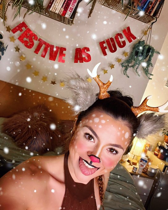 *Screams in Slade* IT&rsquo;S [almost] CHRISTMAS! ❄️🎄🦌  🚨🎁New photos coming soon elsewhere! 🔗🌎 https://t.c<a href="/tag/bodybuilding"class="tags"><span>#bodybuilding</span></a><a href="/tag/bikini"class="tags"><span>#bikini</span></a>