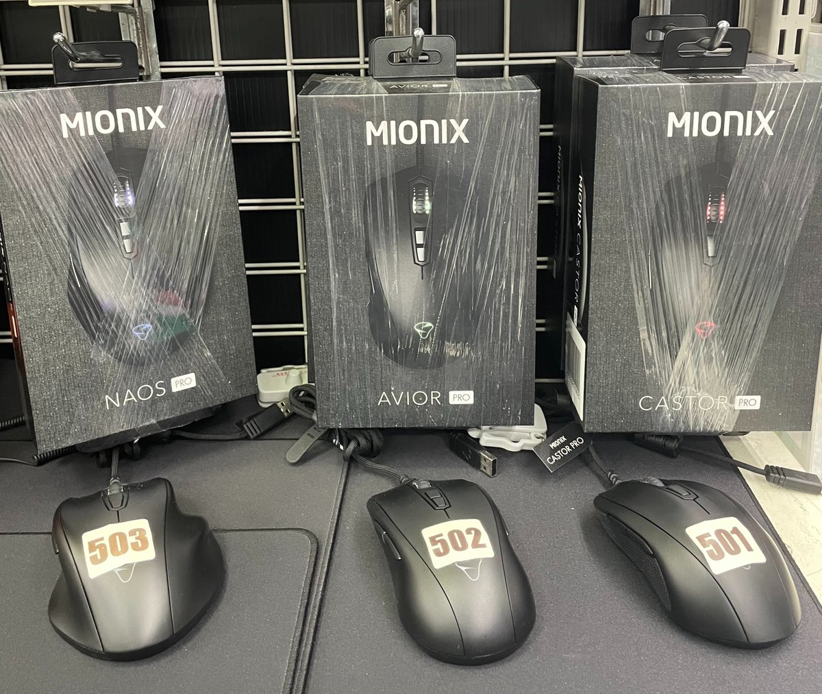 TSUKUMO_HONTEN's tweet photo. 【本店1F】
秋葉原限��のキャンペーン情報!
#Mionix
本日から数量限定でMionix製品ご購入のお客様に
キーキャップorロングパッドをプレゼント!
マウスパッド1枚でもプレゼント対象🥳
この機会に買い替えはいかがでしょうか。
いくつかMionix製品のサンプルも有りますのでご来店の際は是非💪 https://t.co/k7MWU4Bqyy