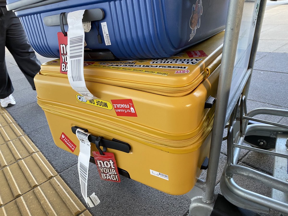 ZeibabReview's tweet image. ไม่ว่าน้องจะโดนทับ โดนโยนมั้ยไม่แน่ใจ 555555 หรือลากไปตามพื้นขรุขระ ลากลงบันได น้องก็ยังทน ชั้นรักนางมาก! สีเหลืองคือแสบหาง่ายมากด้วย

พิกัด Lazada เลย : s.lazada.co.th/l.1VZ0 ของเราแบบ 29 นิ้วเด้อออ ขยายข้างได้อีกจุกๆ