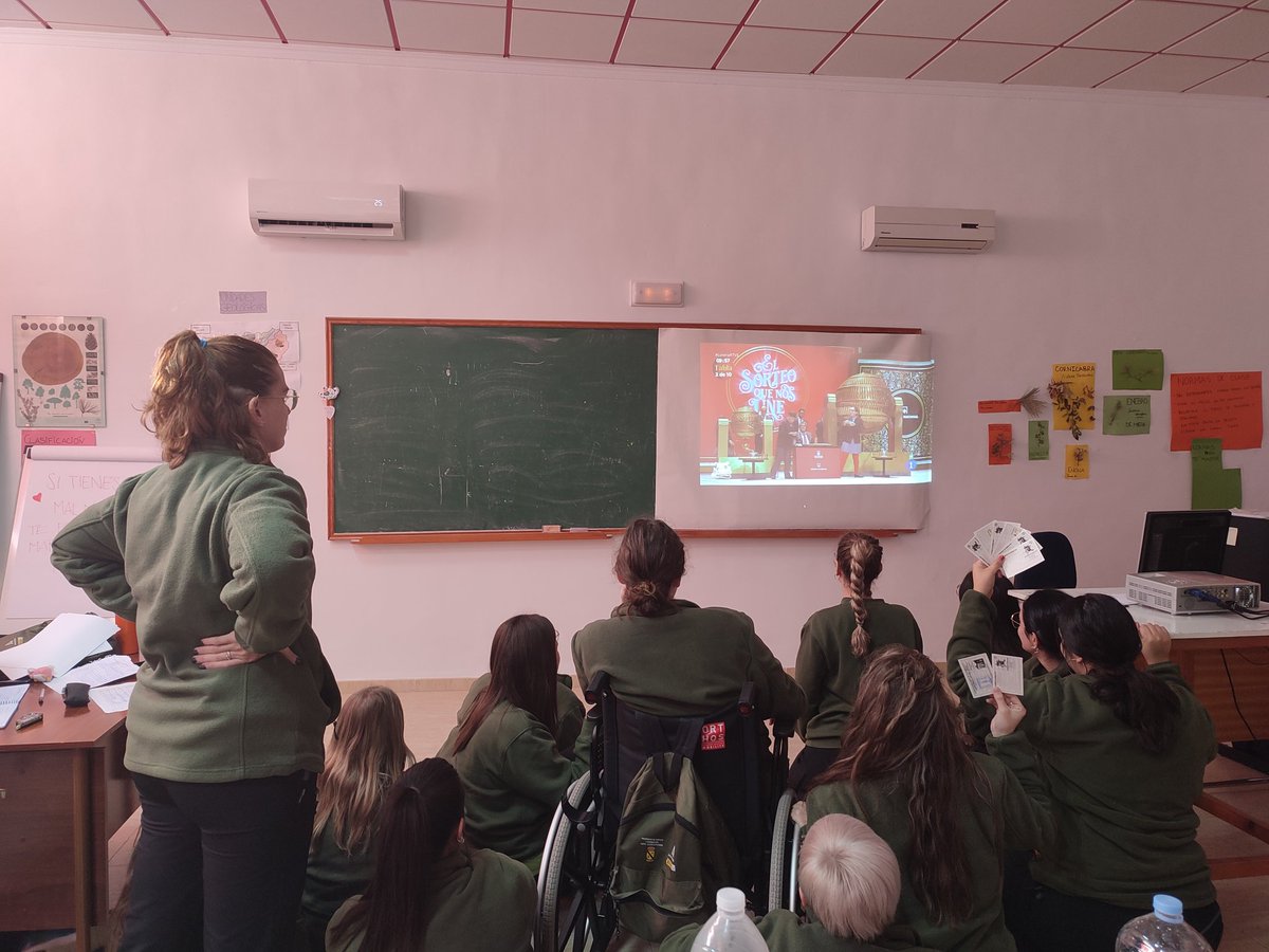 Aquí estamos toda la escuela taller de Jódar pendientes de sí es nuestro último día de trabajo y además de VERDE ESPERANZA!!!  <a href="/LoteriaRTVE/">LoteriaRTVE</a>