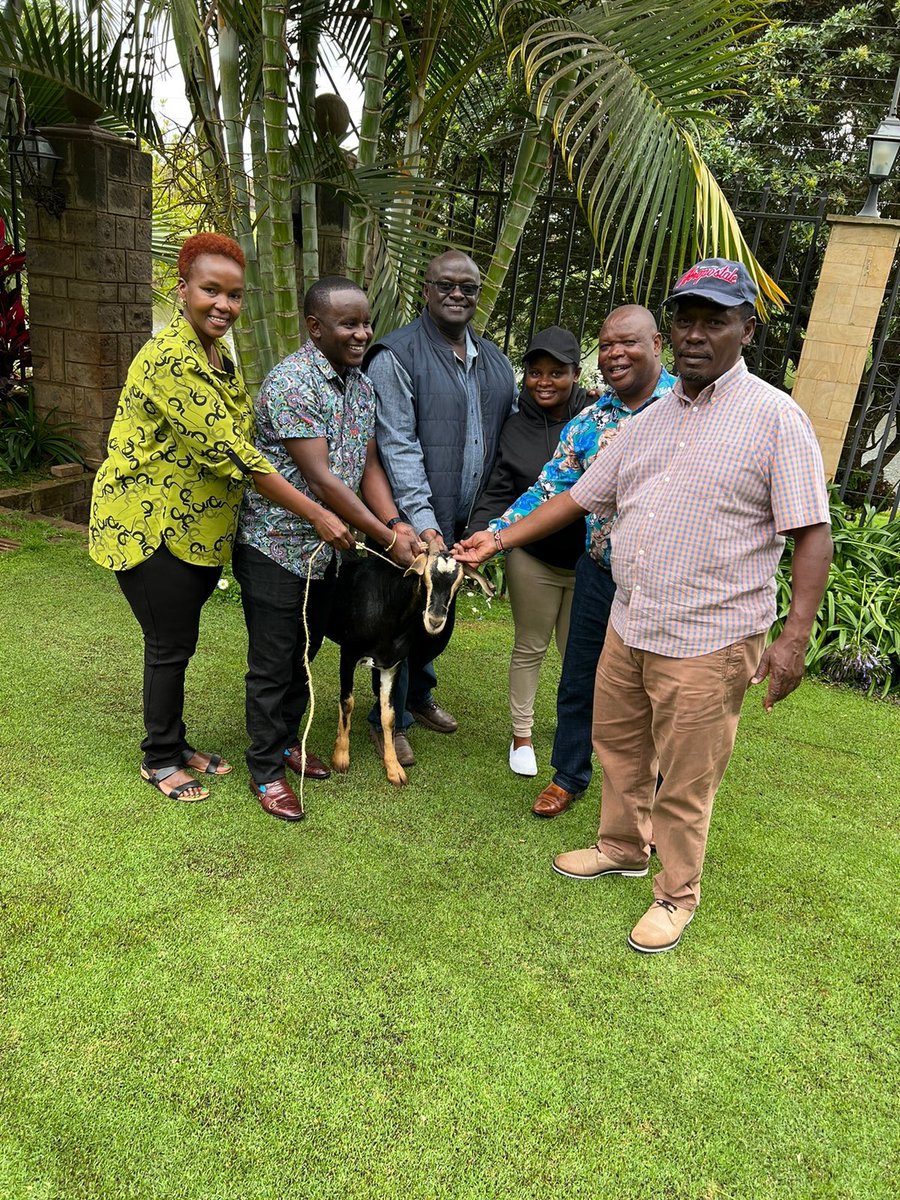 honkabogo's tweet photo. Asanteni, waheahimiwa wabunge wa Jibebe, kwa kunikumbuka wakati wa krismasi. Mbarikiwe. My family and I wish you a Merry Christmas and a prosperous new year 2023. https://t.co/4s5KWRpC51
