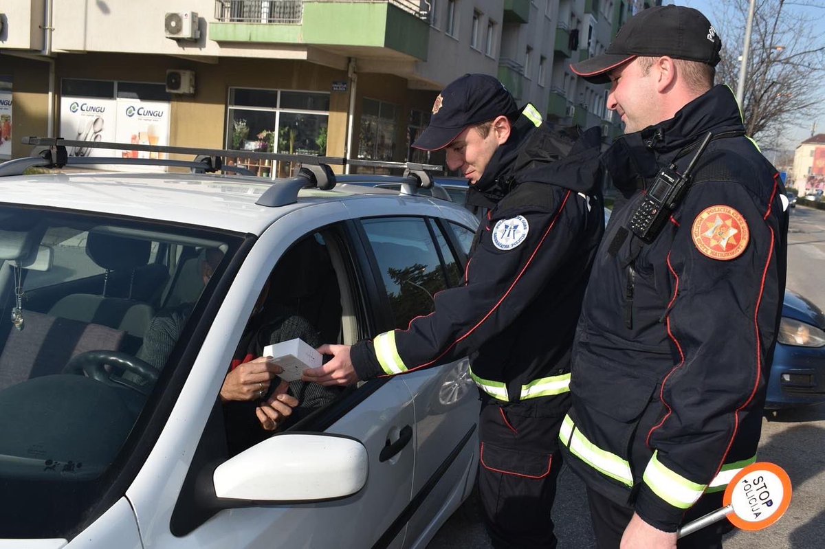 ALFACentarNK's tweet photo. U saradnji sa @PolicijaCG realizovali smo akciju kontrole vozača u Nikšiću!
Ovom prilikom zaustavljenim vozačima podijelili smo „hands free“ uređaje i ukazali na opasnost od upotrebe telefona u vožnji
Akcija je dio projekta "Opreznost te vozi kući" koji realizujemo sa @minkicg https://t.co/u1fYXCDAlD