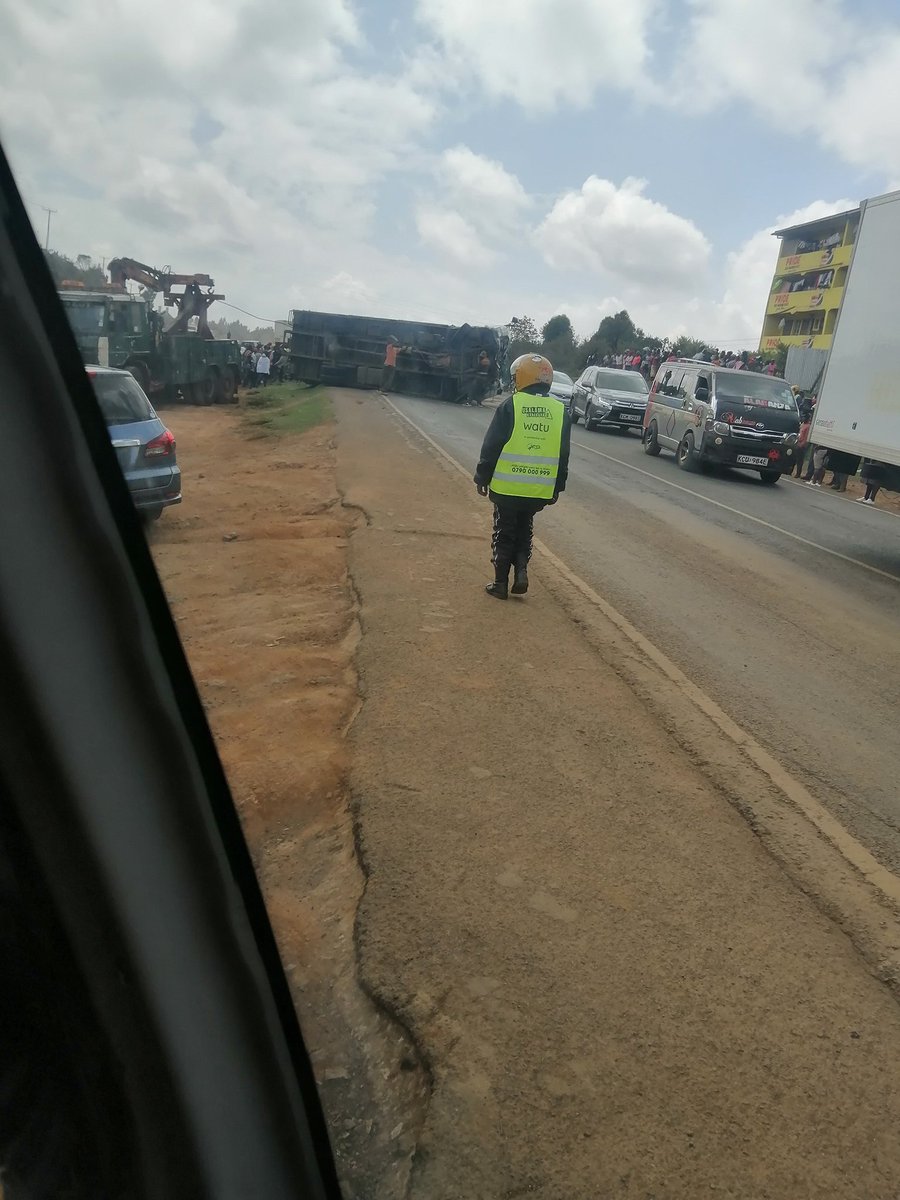 MulamaGidraf's tweet photo. @Ma3Route Accident at Limuru Nairobi nakuru highway https://t.co/DGvGc0SXeE