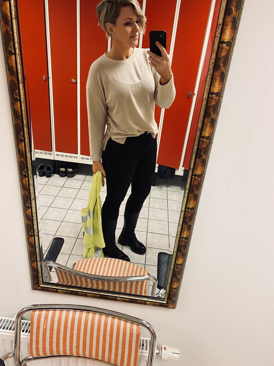 Just wanted to stop by and say merry Christmas from a locker room 😂 working, working and baking with the kids. No stream this week 🎄😘