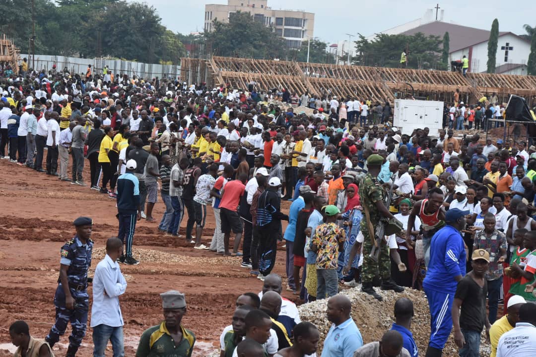 #Burundi: Le Président de la République <a href="/GeneralNeva/">SE Evariste Ndayishimiye</a> , accompagné du Premier ministre Gervais Ndirakobuca et du Vice-Président Prosper Bazombanza participe aux travaux communautaires organisés ce jeudi sur le chantier du stade #Intwari en @MairieBuja