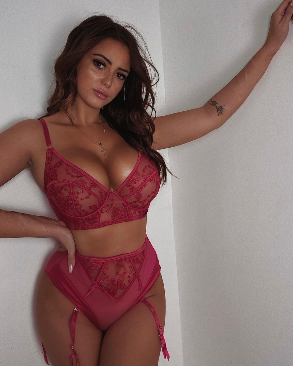 📲:                    @/𝐍𝐚𝐨𝐦𝐢𝐋𝐞𝐬𝐛𝐨_ 𝐩𝐨𝐬𝐭𝐞𝐝 𝐨𝐧 𝐡𝐞𝐫 
                                          𝐬𝐨𝐜𝐢𝐚𝐥 𝐦𝐞𝐝𝐢𝐚

                                        "Happy Thursday!
                                         Have a great day."