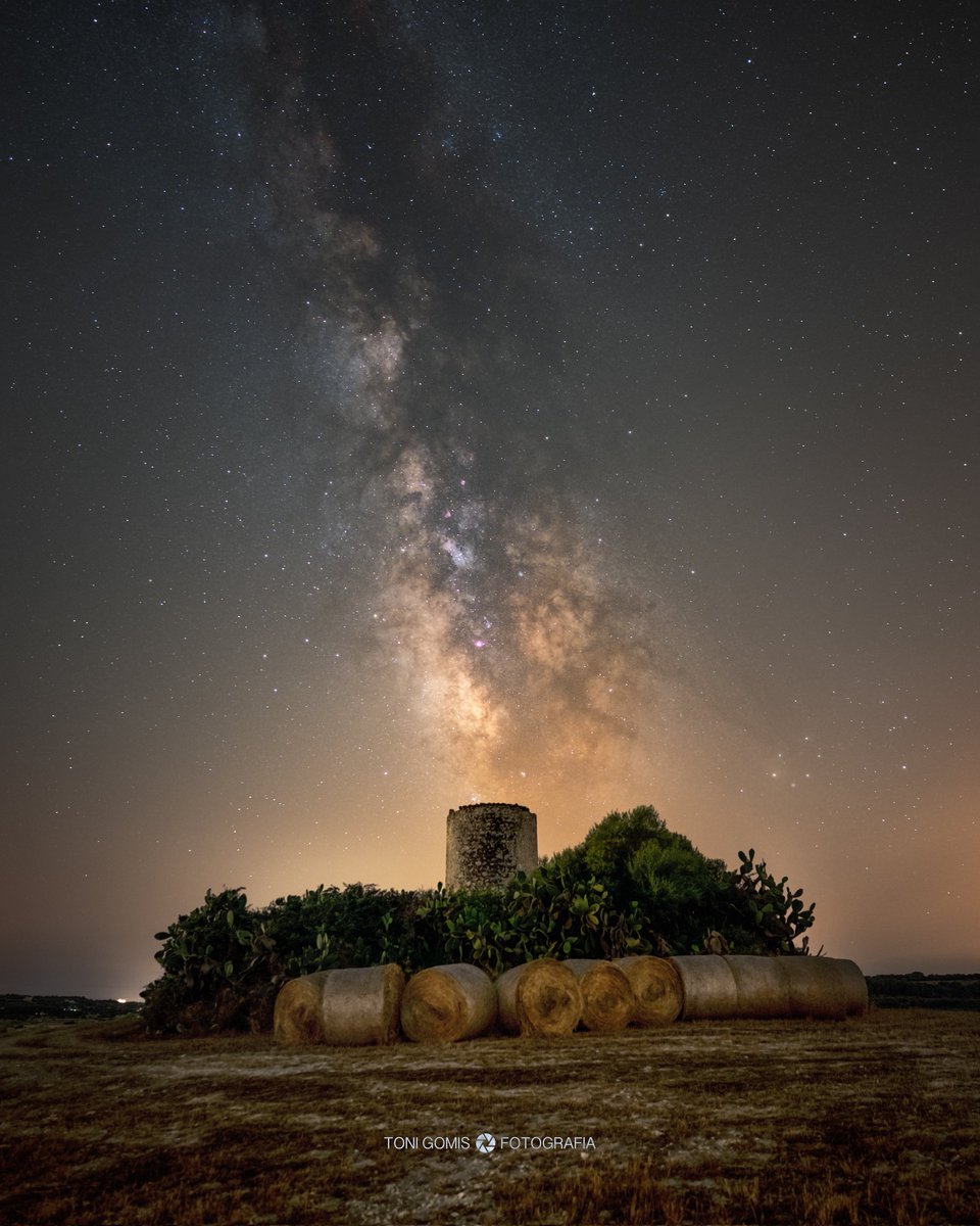 Molí abandonat al pla de Mallorca.

<a href="/TurismeBalears/">Turismo Illes Balears</a> <a href="/visit_mallorca/">visitmallorca</a> <a href="/tiempobrasero/">Tutiempo</a> 
<a href="/ThePhotoHour/">#ThePhotoHour</a>
<a href="/El_Universo_Hoy/">El Universo Hoy 🧈</a> <a href="/AstroAficion/">AstroAficion</a>
<a href="/PlanetarioMad/">Planetario de Madrid</a> <a href="/astrofotografia/">Jaime Díez 🌟</a> <a href="/NatGeoEsp/">National Geographic España</a>
#Astrophotography <a href="/NikonUSA/">NikonUSA</a> <a href="/UHmallorca/">Ultima Hora Mallorca</a>
<a href="/IB3/">IB3</a> #lighthouses 
#cielosESA #milkyway <a href="/esa_es/">ESA España</a> <a href="/esa/">European Space Agency</a>