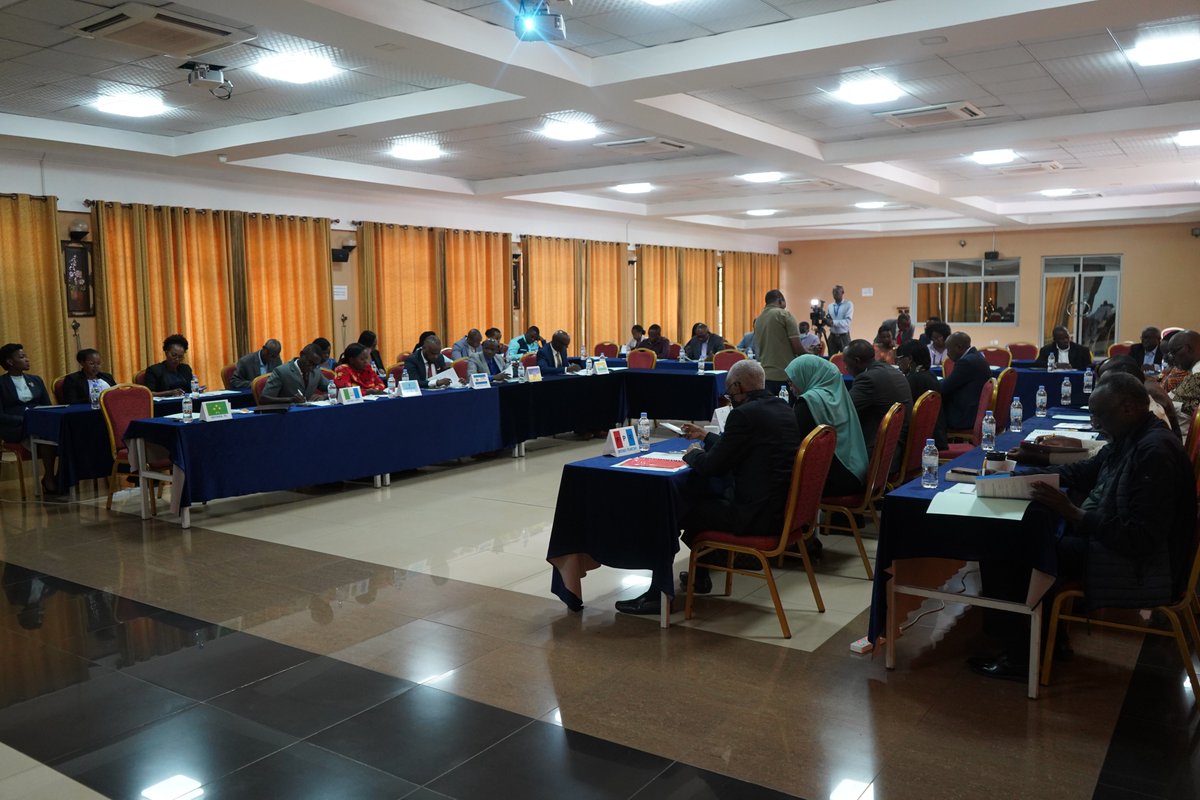 NFPO_Rwanda's tweet photo. Kuri uyu wa kane tariki ya 22/12/2022, muri Hotel Lemigo, Inama Rusange y'Ihuriro ry'Igihugu Nyunguranabitekerezo ry'Imitwe ya Politiki, yateranye iganira kuri Politiki n'Ingamba z'Igihugu zo guteza imbere ikoranabuhanga n'itumanaho mu rwego rwo gutanga serivisi nziza. https://t.co/5a55hHTjft