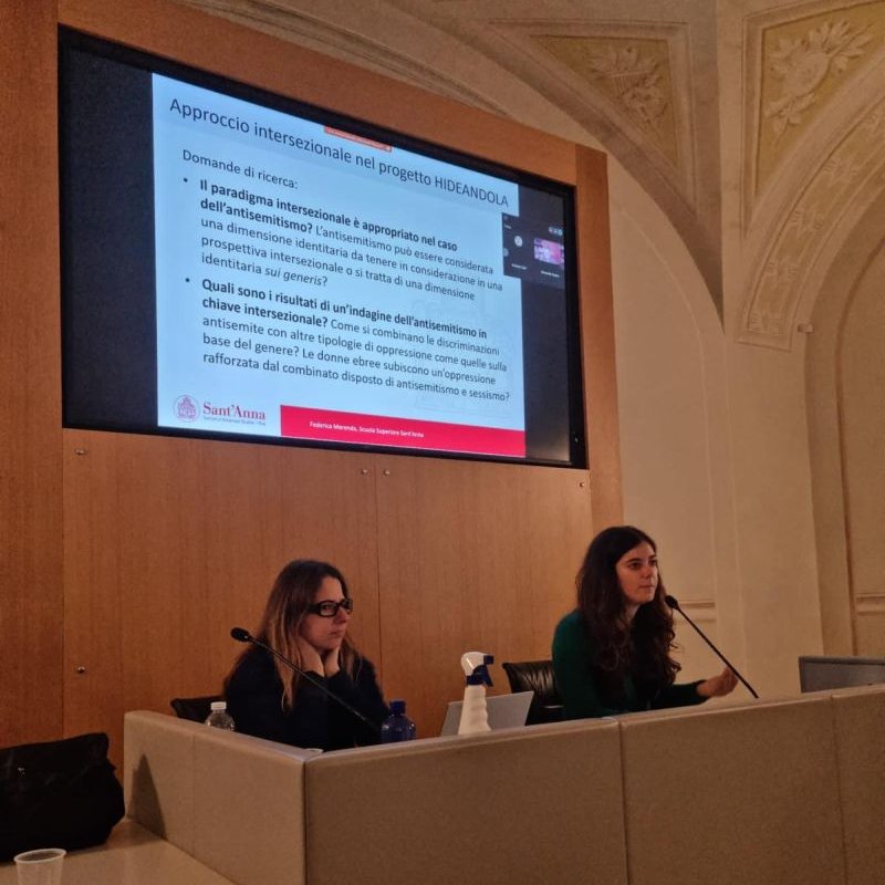 ❗️Nuove forme di antisemitismo: una discussione teorica. Presentati i risultati del progetto HIDEANDOLA in occasione del primo General Workshop, in programma alla Scuola Superiore Sant’Anna.
🗒 L'approfondimento sul Sant'Anna Magazine ⬇️
santannapisa.it/it/news/proget…