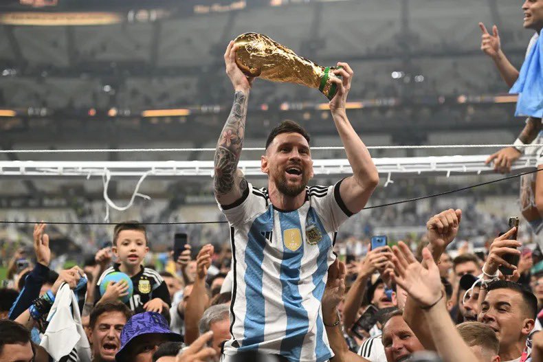 SANTIAGODELMORO's tweet photo. Buen día !! Jueves en #ElClubDelMoro en FM99.9 📻con más CAMISETAS de la SELECCIÓN ARGENTINA para ustedes 🇦🇷🇦🇷 Gracias @sevensportok @la100fm 🍀🍀🍀 https://t.co/mYJxF1olPv
