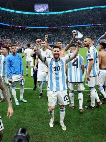 SANTIAGODELMORO's tweet photo. Buen día !! Jueves en #ElClubDelMoro en FM99.9 📻con más CAMISETAS de la SELECCIÓN ARGENTINA para ustedes 🇦🇷🇦🇷 Gracias @sevensportok @la100fm 🍀🍀🍀 https://t.co/mYJxF1olPv