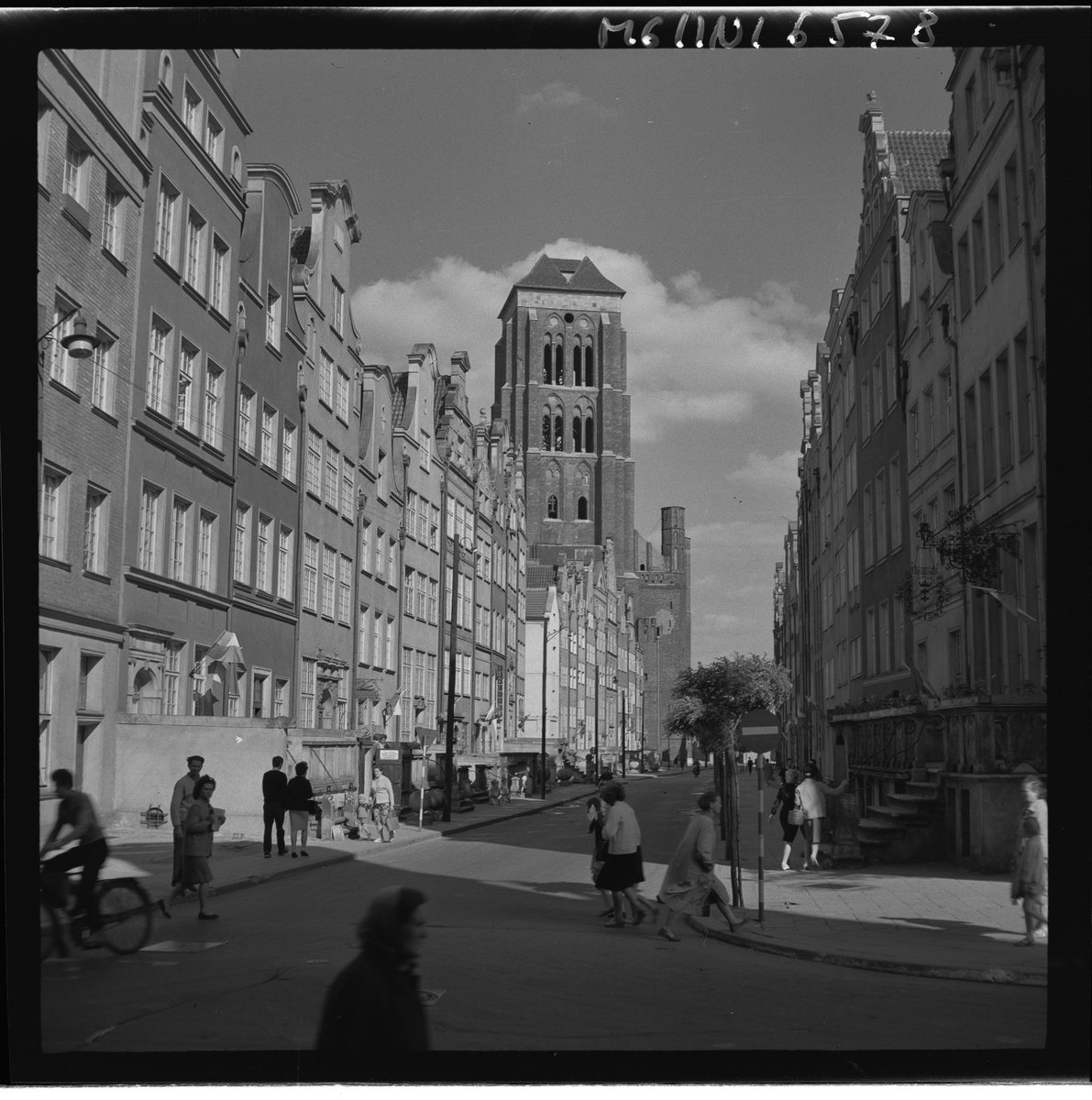 odbudowane's tweet photo. Odbudowa #gdańsk'iego Głównego Miasta – zaraz obok odbudowy #warszawa'skiej Starówki – stanowi jedno z najważniejszych osiągnięć kraju po #ww2. Dziś trudno wyobrazić sobie dziedzictwo kulturowe Polski bez tych zespołów staromiejskich.

📷Marian #Murman (lata 60te) 
@muzeumgdansk https://t.co/FERW1rToP6