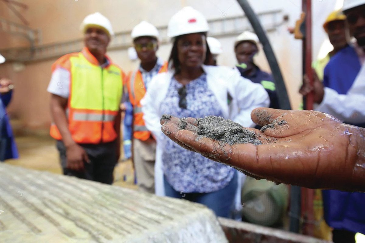 valliayuba's tweet photo. Zimbabwe bans export of its valuable raw mineral lithium, essential for making electric car batteries, and tells world: "You want to make electric car batteries to combat climate change, make them in Zim!" 
Such policy is long overdue. This is the way to go. https://t.co/BS0U8apSy9