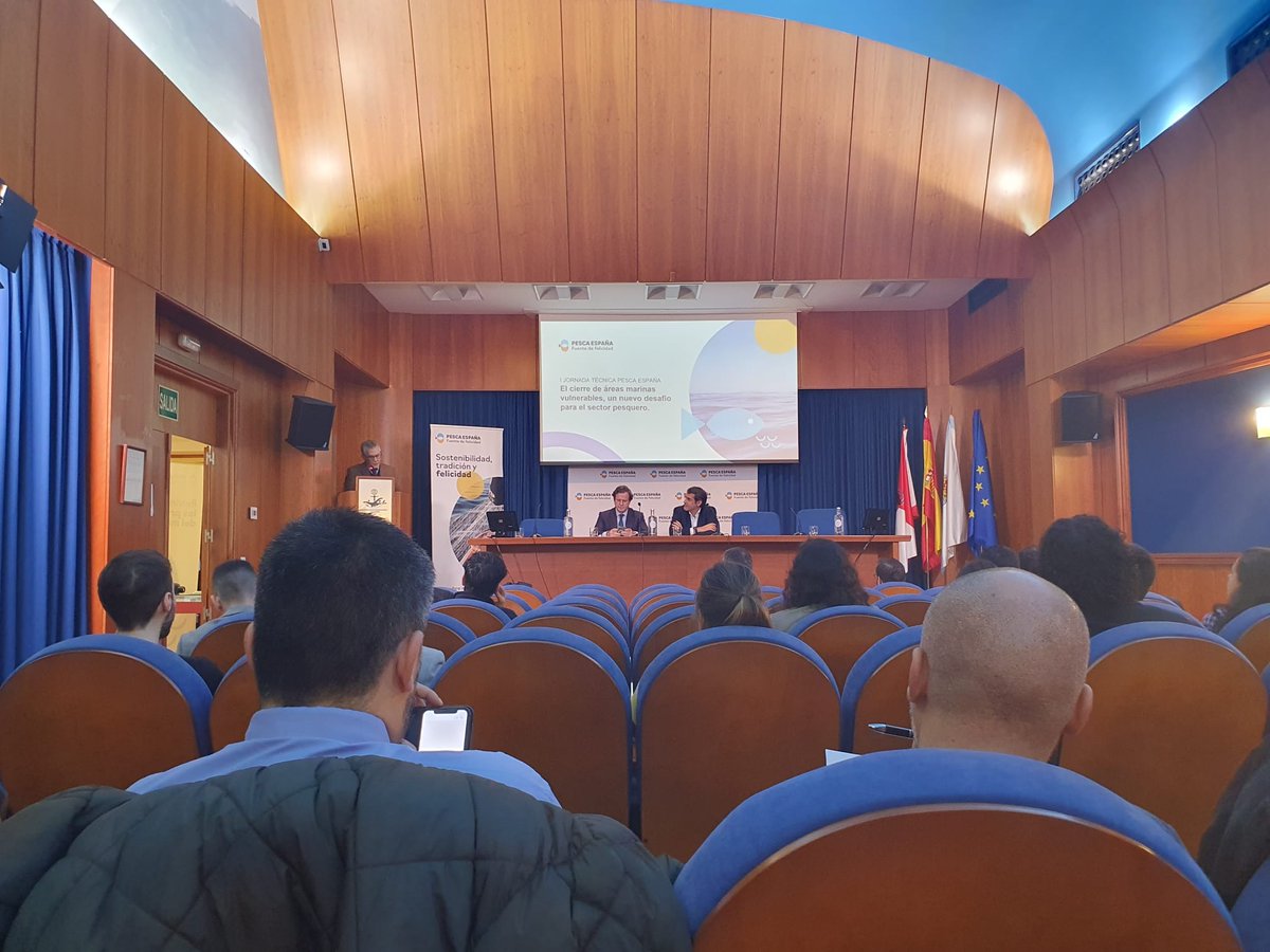 ¡Bienvenidos a todos desde @ArviInnovapesca! 

Arrancamos las Jornadas Técnicas de #PescaEspaña. @garat_javier y @antonionietos presentan a los asistentes la recién lanzada campaña #LlévatePescado con el objetivo de fomentar el consumo del pescado y del marisco #FuenteDeFelicidad