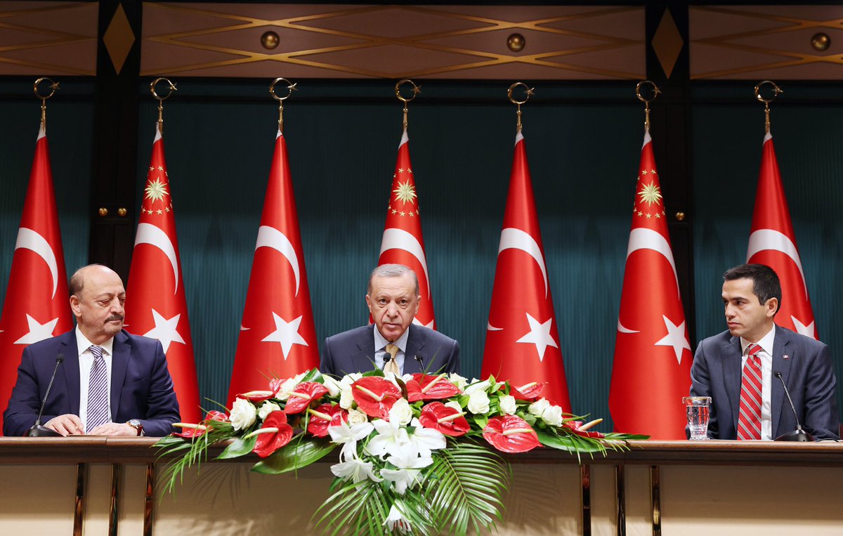 Cumhurbaşkanı <a href="/RTErdogan/">Recep Tayyip Erdoğan</a>, Ocak ayından itibaren geçerli olmak üzere yeni asgari ücreti net 8 bin 500 TL olarak açıkladı.