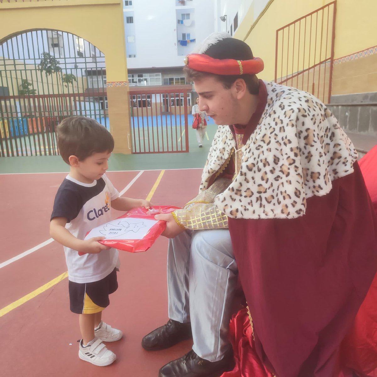 ClaretLasPalmas's tweet photo. ✨Seguimos llevando ilusión al #ColegioClaret 💫

#PajesReales 
#Navidad 
#ClaretLasPalmas https://t.co/ckeMLZPfyM