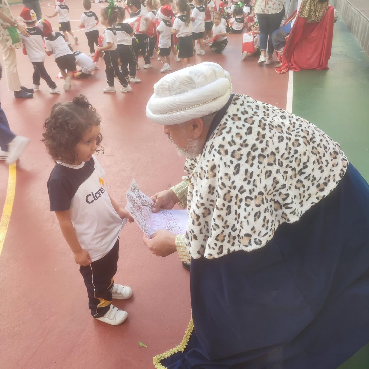 ClaretLasPalmas's tweet photo. ✨Seguimos llevando ilusión al #ColegioClaret 💫

#PajesReales 
#Navidad 
#ClaretLasPalmas https://t.co/ckeMLZPfyM