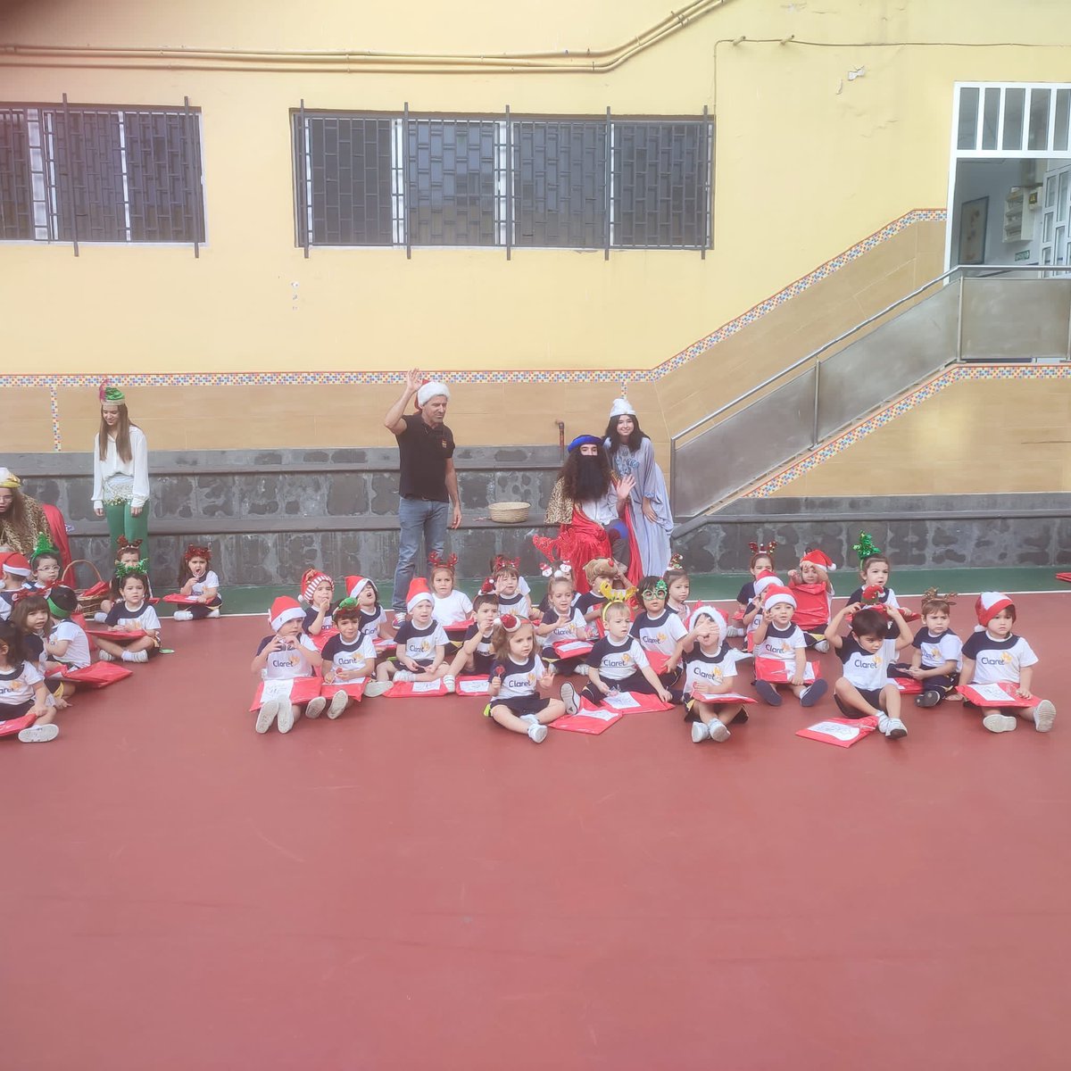 ClaretLasPalmas's tweet photo. ✨Seguimos llevando ilusión al #ColegioClaret 💫

#PajesReales 
#Navidad 
#ClaretLasPalmas https://t.co/ckeMLZPfyM