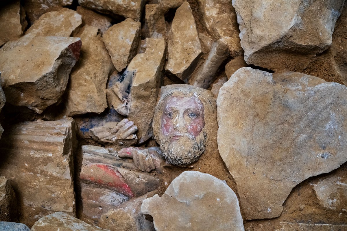 Inrap's tweet image. ✨ En cette fin d&apos;année, retour en images sur quelques-unes des fouilles Inrap qui ont marqué 2022.

Commençons avec la fouille à Notre-Dame de Paris qui a livré d’importants vestiges, notamment des sépultures ainsi que des éléments du jubé médiéval 👉 inrap.fr/paris-4e-cathe…