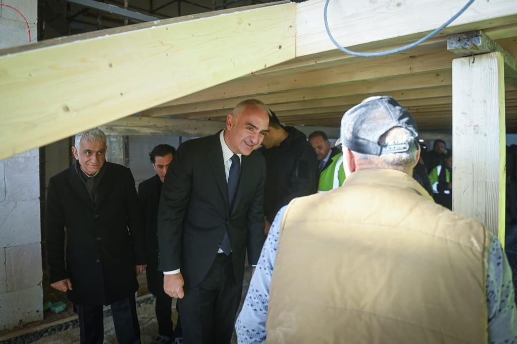 Restorasyon çalışmalarında sona yaklaştığımız Rami Kışlası’nda incelemelerde bulunduk.

Kütüphanesi, müzesi, sergi salonları ve özellikle yazma eserlerimizin korunması ve onarılmasından sorumlu kitap şifahanesi ile Rami Kışlası vatanımıza yakışır eşsiz bir kültür merkezi olacak.