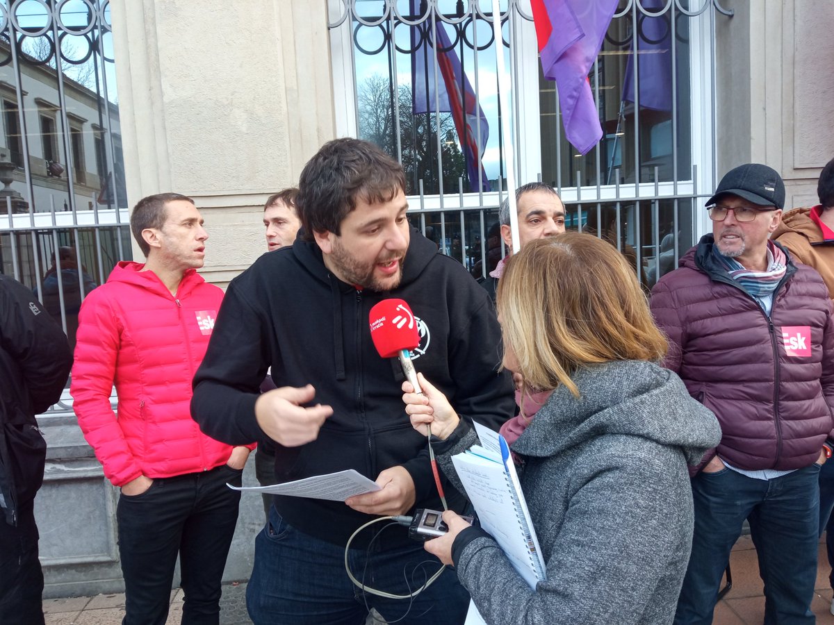 Argilan's tweet photo. #DSBE baten alde, pobreziarekin amaituko duena.
Gaur #Gasteizen, @euskjaurlaritza ren aurrean salatu nahi dugu EAJ-PSEk ez dutela pobreziarekin amaitu nahi #euskadi n. https://t.co/kNORtHVC06