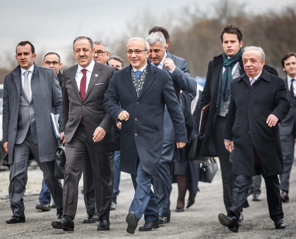 BDevrimciParti's tweet photo. Faşist Erdoğan iktidarı asgari ücreti 8.500 olarak açıkladı.

İşçinin sırtındaki küfede şatafat içinde yaşayan Saray ve bir avuç asalak sermayedar var.

Saray'ın işçilere reva gördüğü sefalete karşı sırtımızdaki küfeden kurtulmak için sokakta mücadeleyi yükseltelim.

#asgariücret https://t.co/y4KDu9wb6I