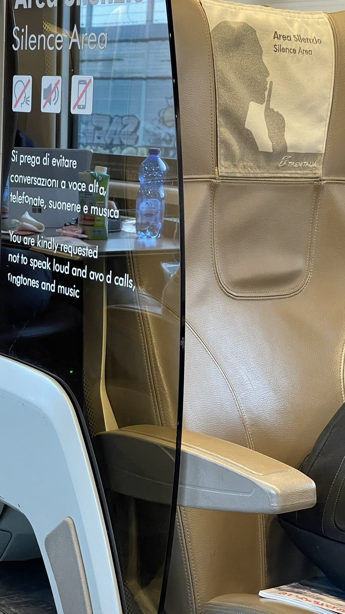 max_pandini's tweet photo. Cara #trenitalia è sempre molto bello viaggiare su #frecciarossa sarebbe altresì bello che chiedeste il rispetto delle regole nella carrozza #silenzio visto che questa mattina sembra un mix tra ufficio, balera e cabina telefonica https://t.co/5jQwWKxiKb