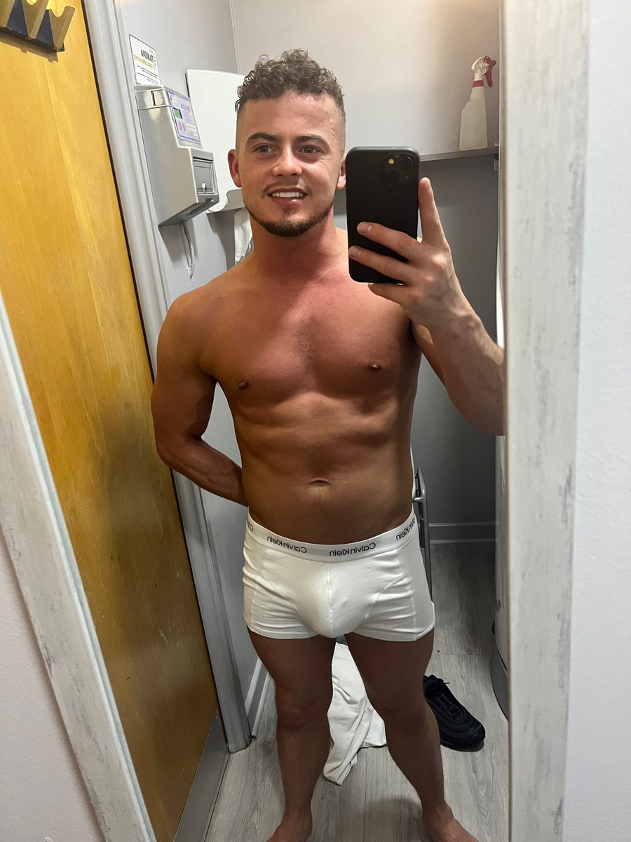 Nathansworld777's tweet photo. Yesterday sunbed then gym! Finding it hard to get back into training after a couple weeks off π #gym #gaygym #bulge #whitecalvins #sunbed #bulgeinboxers #gay #FYP #Trendingtopic https://t.co/Z0H47gA1Mb