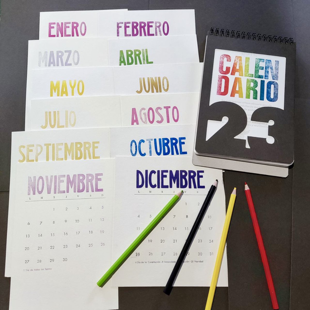 🔴🟡🟢🔵 Os presentamos el #calendarioTiporium 2023!! Nos hemos vuelto policromáticos y nos ha salido esta portada de diez colores con el año troquelado. Como siempre a mano, en #letterpress y hoja a hoja, para que cada uno sea especial.  

Pide el tuyo! bit.ly/3v9Ztkg