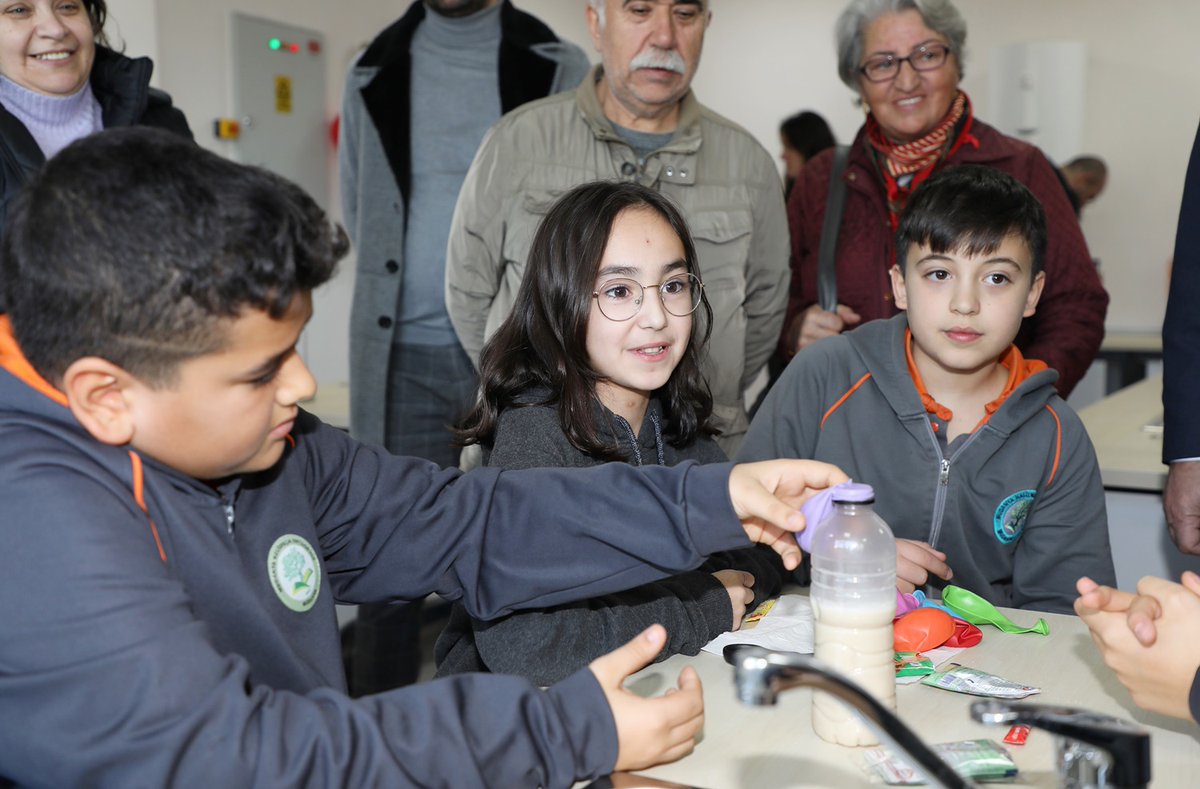 MudanyaBel's tweet photo. Her öğrencinin eşit fırsatlardan yararlanabilmesi için eğitime desteğini sürdüren Mudanya Belediyesi’nin Halitpaşa Ortaokulu’nda hazırladığı tam donanımlı Fen Bilimleri Laboratuvarı törenle açıldı. 
Detaylar için👉 https://t.co/u82CeWnv91 https://t.co/MyFbmWFxMY