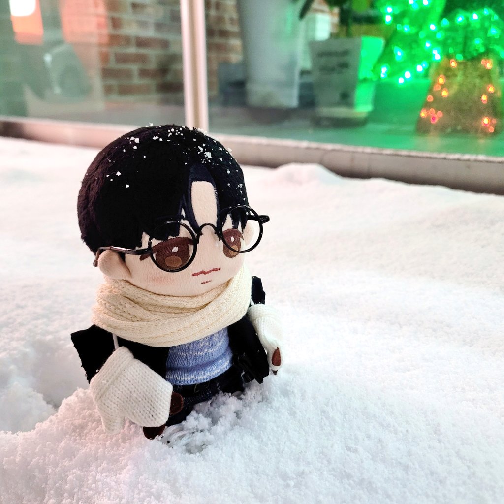 눈의 나라에서 눈꽃니트 입은 우리아이좀 봐주세요❄️
오랜만에 새옷이가 아가도 저도 들뜸 ♡

#형원인형
* 눈꽃니트 @xiu_bokk