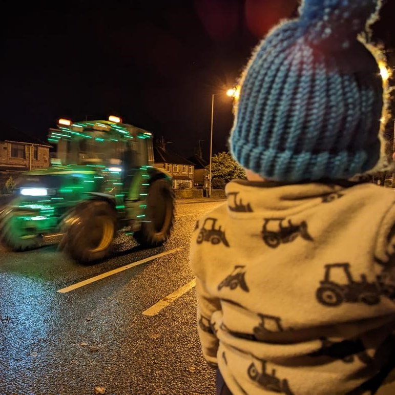 #FabulousFundraiserFriday this week is the Lothersdale Agricultural Discussion Group, and everyone who took part in the #RudolphsRun for AHCC and @SRManorlands 🧡

It has raised over £5,500 so far ⭐️

Here's our youngest supporter enjoying the tractor run🚜🎄
