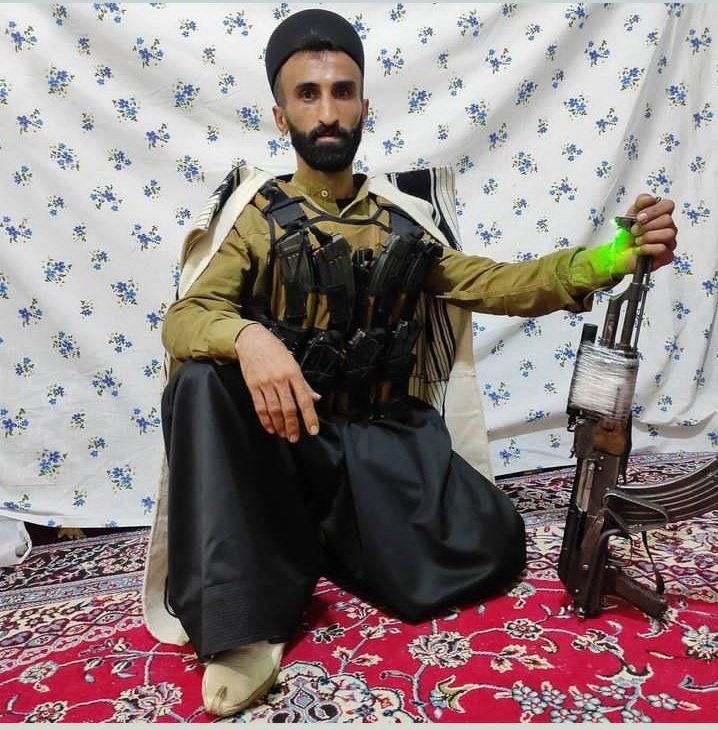 deafowl's tweet photo. نه هیکل بزرگی داره، نه دوشکا و تیربار و آرپی‌جی دستشه، با یه کلاش و چند تا خشاب فشنگ جلوی یه سپاه با تجهیزات سنگین وایساد و جونش رو فدای آزادی کرد!
#حسین_سعیدی
#ایذه https://t.co/bMwEQlxDVb