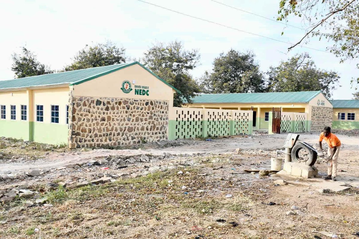 MusaIdrisUmar1's tweet photo. #ICYMI: This is one among many, the NEDC Mega School, that was built by the commission at Biu Local Government Area of Borno State.
Facilities
Academics, Buildings, Students Hostels, Staff Houses, & Perimeter Fencing Of GSS BIU,
Borno South Senatorial District.
#NEDCproject https://t.co/u5VxIjtAQ3
