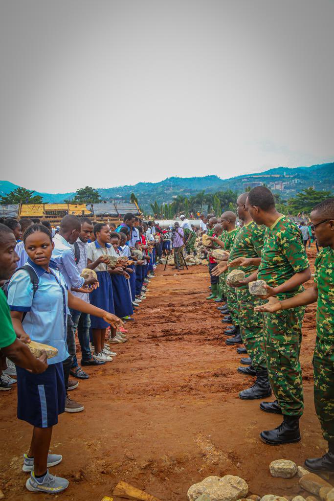 #Burundi Le Chef de l’Etat SE Evariste #Ndayishimiye s’est joint à la population de la Mairie de Bujumbura dans les travaux de développement communautaire sur le chantier du Stade Intwari où une levée de fonds, “Opération ITEKA”, a permis de récolter près de 3 milliards BIF.