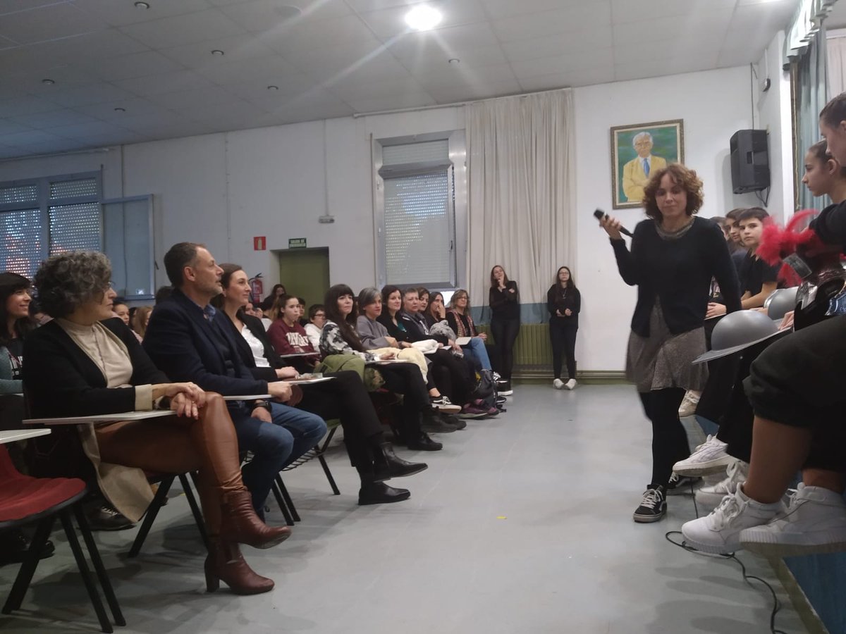 🎬 El DG de Innovación y #FP, <a href="/tonimartinez24/">Toni Martínez Ramos</a>, asiste al visionado del audiovisual 'Made in Blecua: un viaje extraordinario', que el IES Blecua ha elaborado en el marco de su plan de innovación #RedEvolución y donde se explica qué hay detrás del lema #somosblecua
<a href="/MadeinBleCua/">MadeinBleCua</a>