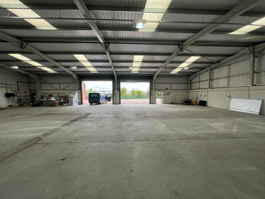 BurleyBrowne's tweet photo. Positioned within the heart of #FradleyBusinessPark - @BurleyBrowne offer to the market TO LET Unit 1 Common Lane #Fradley. Providing warehouse of 4,954 sqft incorporating 2 roller shutter doors to front elevation. Eaves of 3.93m. 5 car parking spaces. New Lease. https://t.co/JSrEqWcHLN
