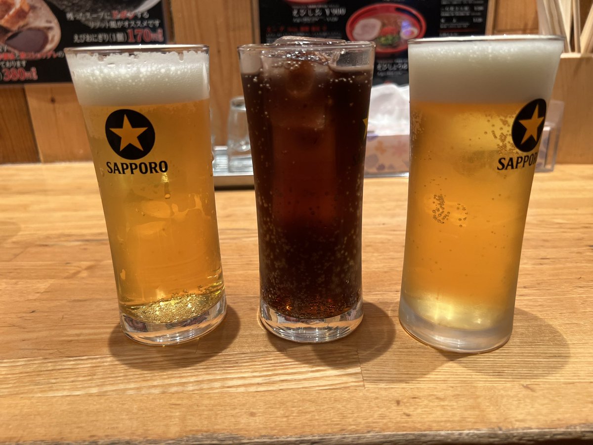 takuya_fuurin's tweet photo. 空港でえびそば一幻を食べました♪

凄く美味しくて陽気に飛行機を乗ったら
『この飛行機は揺れます』の
アナウンスを聞いて
酒で誤魔化す翔司🍺

最高な時間でした‼️

怖がってるから手を繋いであげます😏

応援して下さった皆様ありがとうございました‼️

#風輪 https://t.co/eXsO6SSUz0