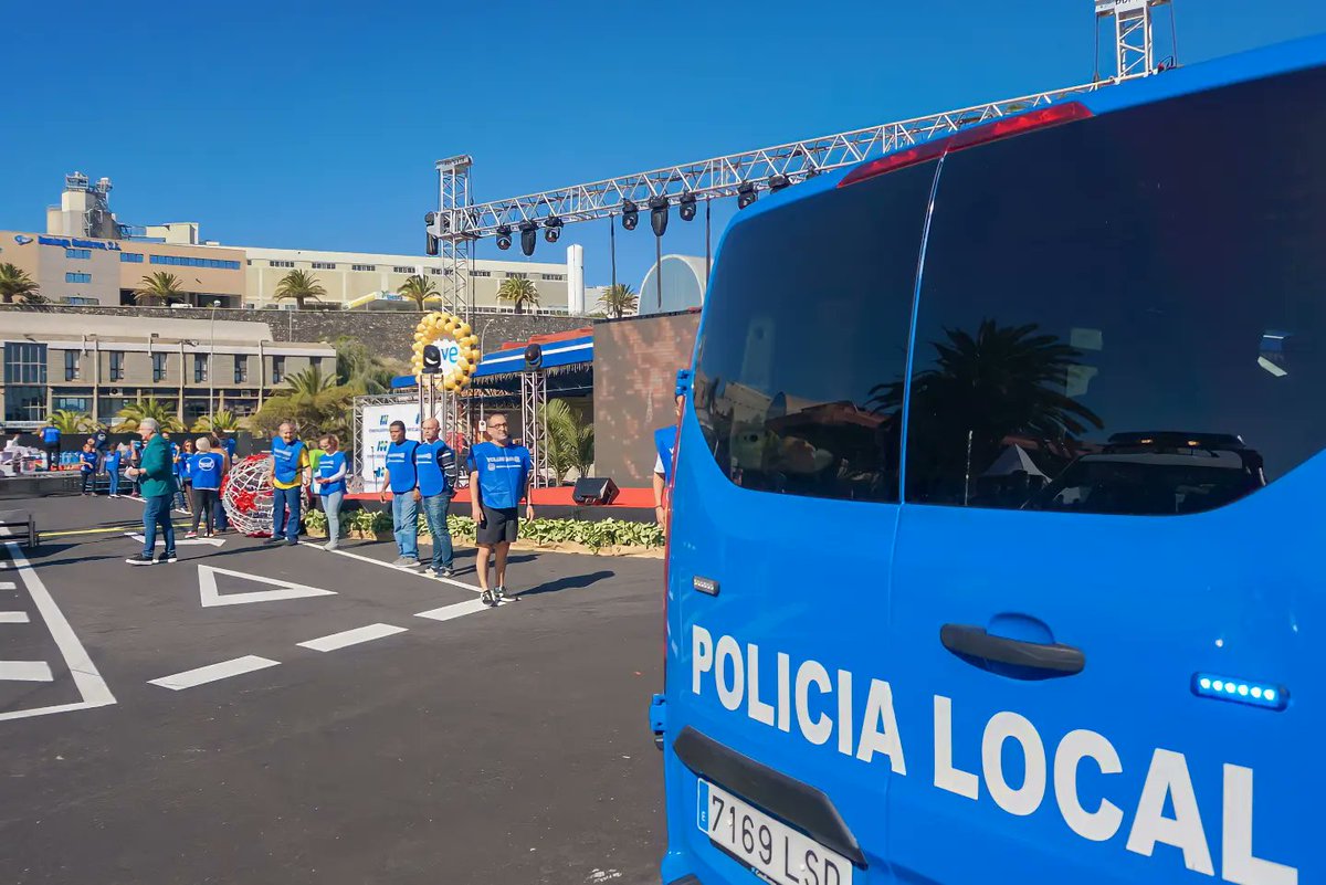 evebruler's tweet image. @UMEN_SC y @BomberosTf colaborando y contribuyendo para que todos podamos tener una #Navidad feliz.

#CompartirCanarias  #telemaratón #MirameTV #alimentos #Navidad #campaña #Seguridad #PolicíaLocalSC #PolicíaNacional #Bomberos #Umen #ProtecciónCivil