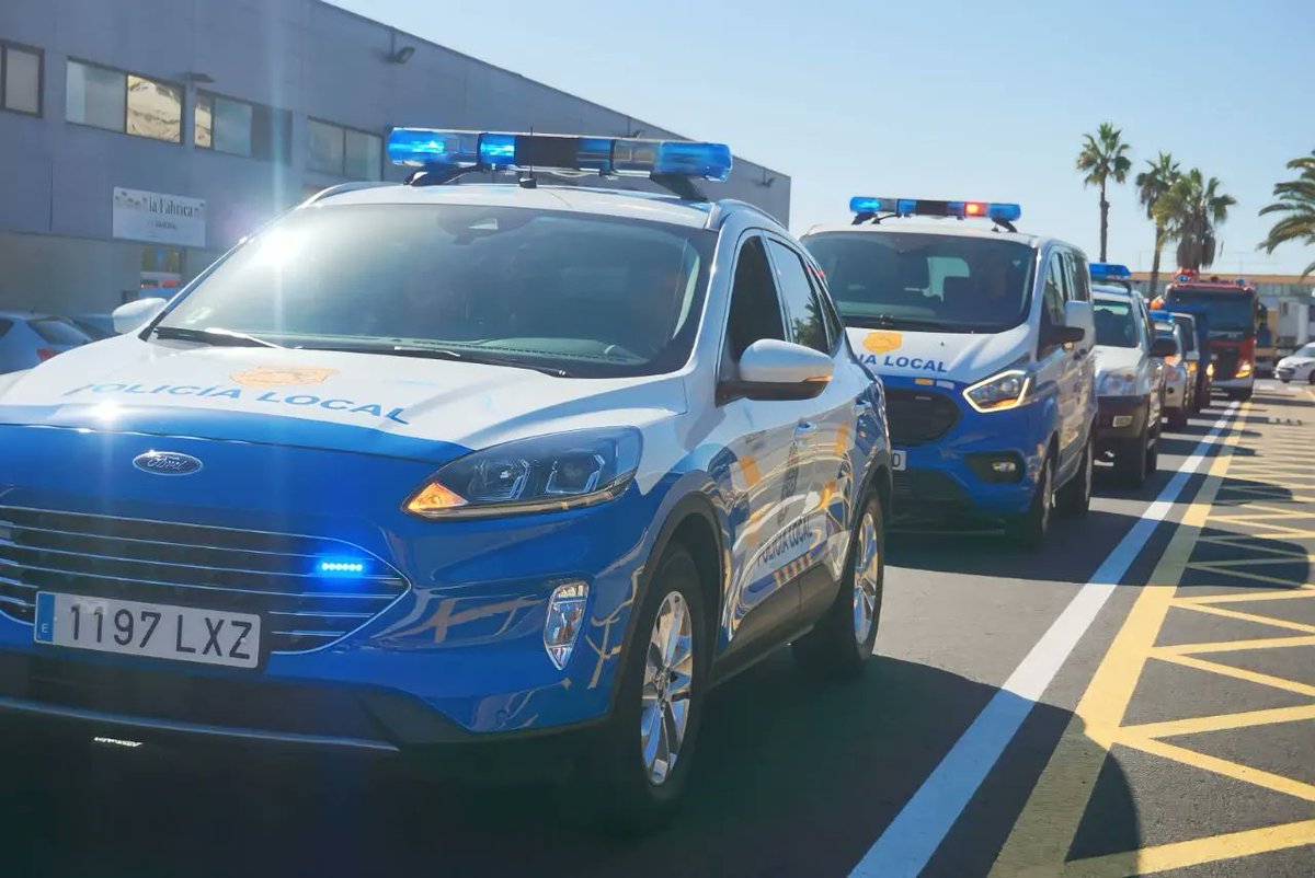 evebruler's tweet image. @UMEN_SC y @BomberosTf colaborando y contribuyendo para que todos podamos tener una #Navidad feliz.

#CompartirCanarias  #telemaratón #MirameTV #alimentos #Navidad #campaña #Seguridad #PolicíaLocalSC #PolicíaNacional #Bomberos #Umen #ProtecciónCivil