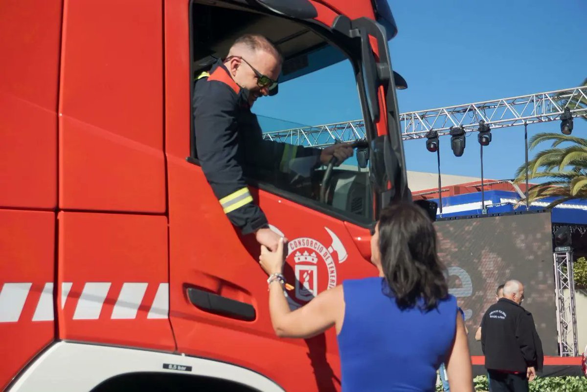 evebruler's tweet image. @UMEN_SC y @BomberosTf colaborando y contribuyendo para que todos podamos tener una #Navidad feliz.

#CompartirCanarias  #telemaratón #MirameTV #alimentos #Navidad #campaña #Seguridad #PolicíaLocalSC #PolicíaNacional #Bomberos #Umen #ProtecciónCivil