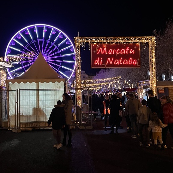 🎅 #Animazione | Le marché de Noël de Bastia touche à sa fin, mais il vous reste encore jusqu'à demain soir pour vous balader entre les stands ou profiter des animations. Au programme ce soir : pulenta dès 20h, avant la soirée de clôture de ce vendredi avec I Pignotti !