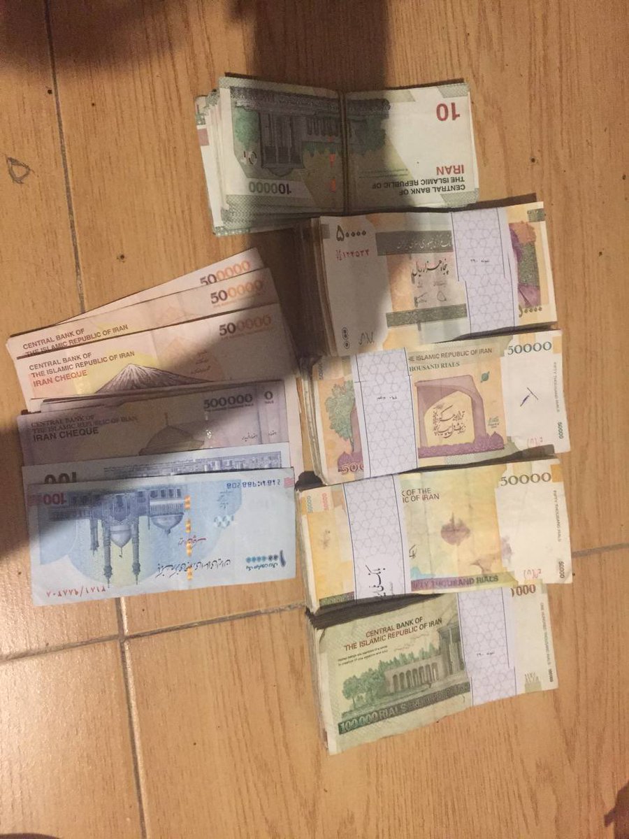 Javanmardi75's tweet photo. کمپین خارج کردن پول از بانک‌های نظام با قدرت ادامه دارد.
#نه_به_بانک
#مهسا_امینی https://t.co/cNuZnrgh9Q