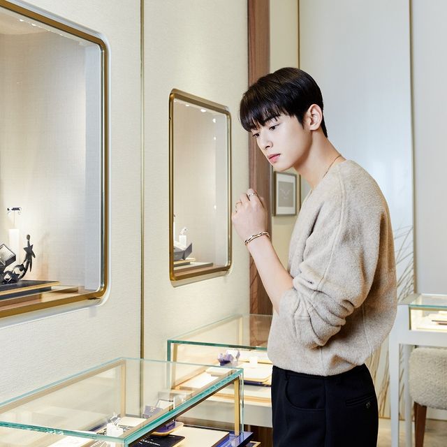 ChaEunwooINTL's tweet photo. 📸GQ Korea IG
Actor #ChaEunWoo visited #CHAUMET boutique, drew attention with sophisticated styling with pendants & bracelets from #CHAUMETLIENS
Like, comment,save & share
🖇️https://t.co/AIOuowwtmh
#쇼메 #차은우 #COUNTDOWNTO12 #CROWNYOURSTYLE #BEEMYLOVE
@Chaumet https://t.co/NqmVnCN1fV