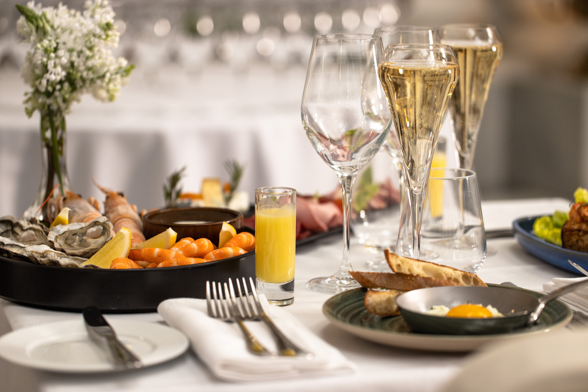 Hôtel Le Negresco (@negrescohotel) on Twitter photo Pour célébrer 2023, le Salon Royal accueille l'emblématique Brunch du Nouvel An du Negresco de 13h à 15h, de délicats mets chauds et froids imaginés par la Cheffe Virginie Basselot sont au rendez-vous. Renseignements et réservations : 04 93 16 64 20 - restauration@lenegresco.com Pour célébrer 2023, le Salon Royal accueille l'emblématique Brunch du Nouvel An du Negresco de 13h à 15h, de délicats mets chauds et froids imaginés par la Cheffe Virginie Basselot sont au rendez-vous. Renseignements et réservations : 04 93 16 64 20 - restauration@lenegresco.com