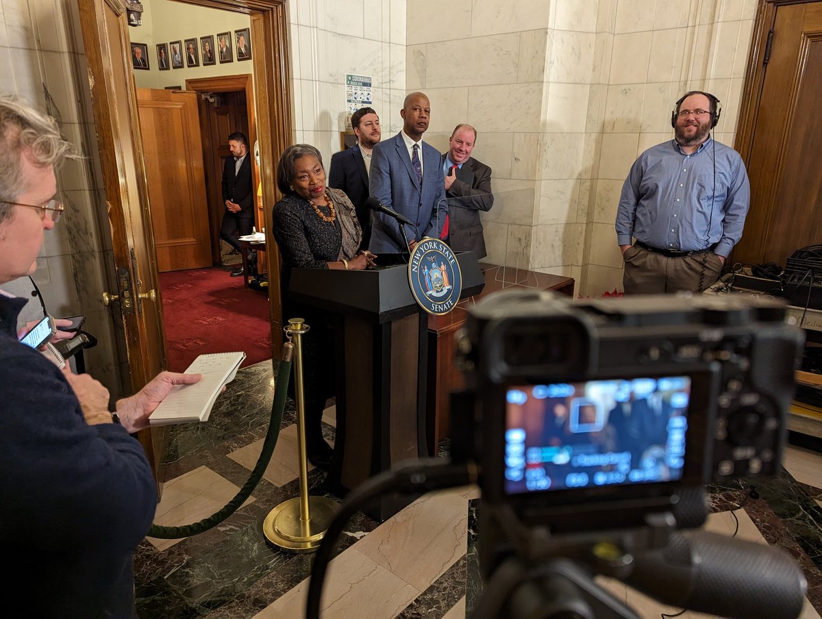 DanClarkReports's tweet image. Senate Majority Leader @AndreaSCousins is speaking to reporters now, commenting on today's pay raise. 

She says she expects Hochul to sign the raise into law.

Also says she supports the efforts of Senate staffers trying to unionize, but notes there hasn't been a proposal yet.