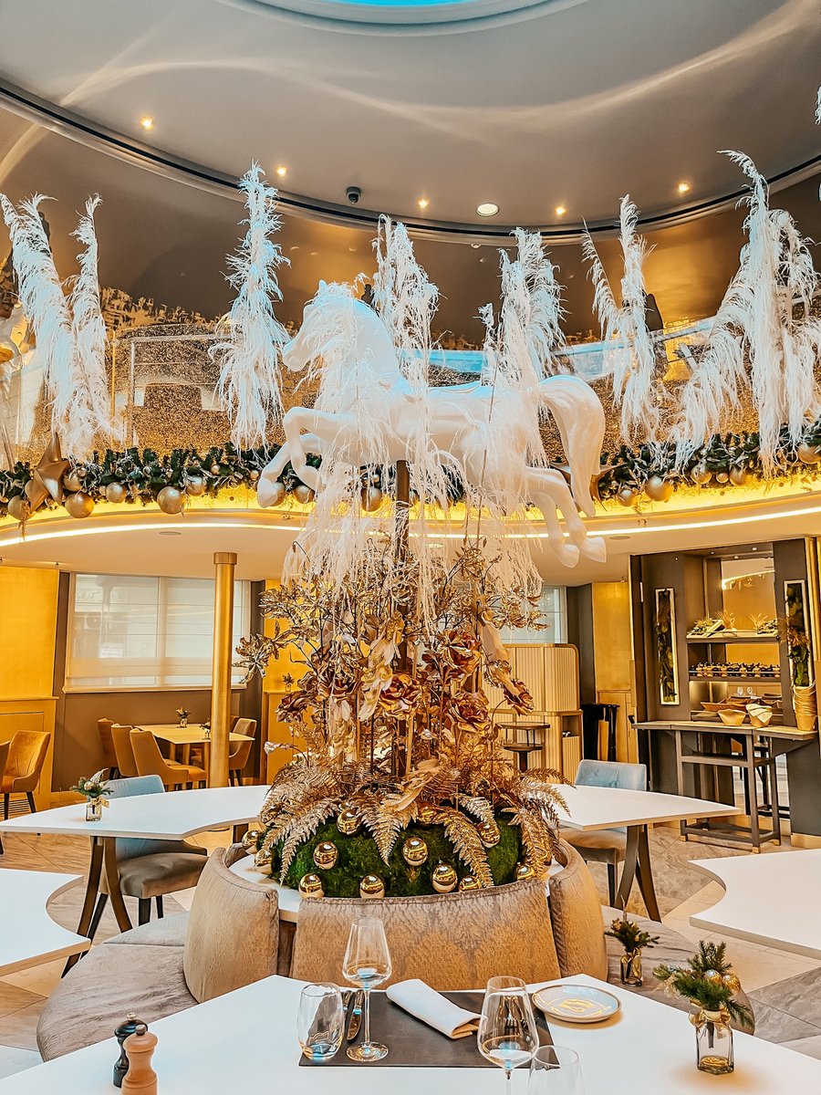 Between Christmas and New Year's Day, how about a gourmet moment in our magnificent Rotonde with its chic and contemporary decoration? Book your table on + 33 (0)4 93 16 64 11 or by email at rotonde@lenegresco.com #LeNegresco #UnHeritageUneLegende #CotedAzurFrance #Nice06