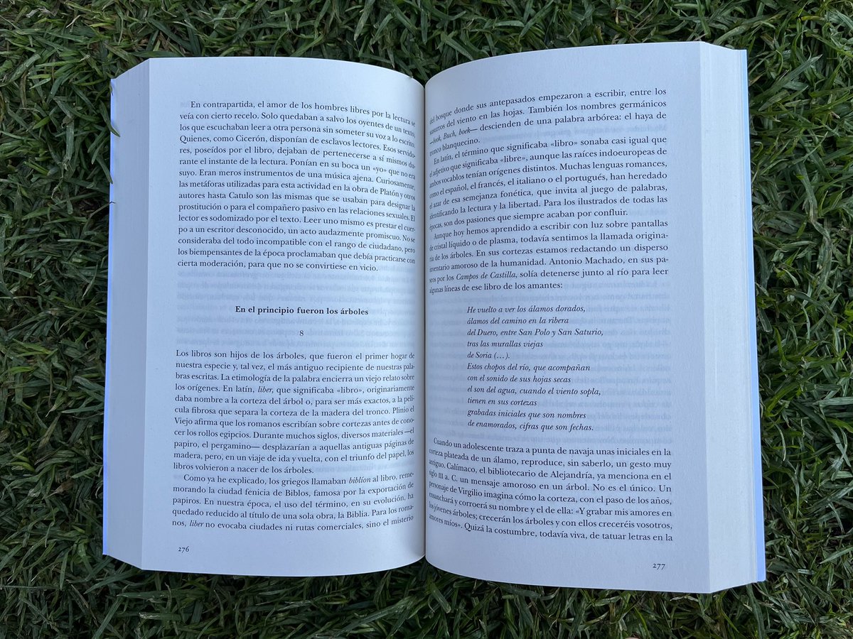 cdavidmx's tweet image. ✨Lo recibí en un intercambio ✨ 
«ℰ𝓁 𝒾𝓃𝒻𝒾𝓃𝒾𝓉ℴ ℯ𝓃 𝓊𝓃 𝒿𝓊𝓃𝒸ℴ nació pequeño, a la intemperie, en las antípodas de las grandes esperanzas. Me emociona que haya crecido gracias a la generosidad de íntimos desconocidos, de secretas entusiastas.» (Irene Vallejo)